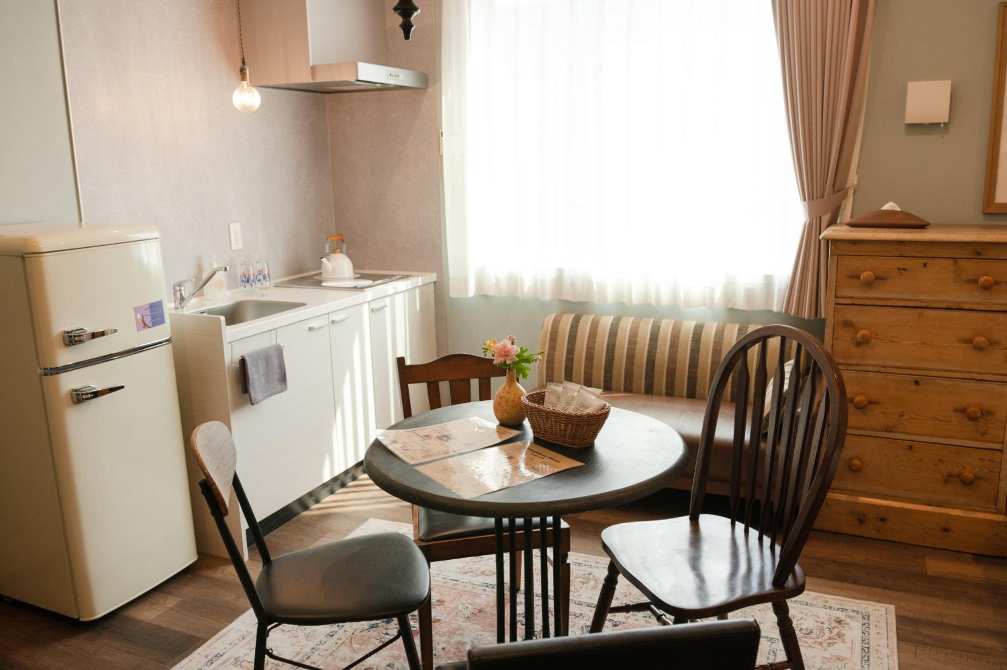 7 Rooms Hotel & Cafe Tōkyō Extérieur photo